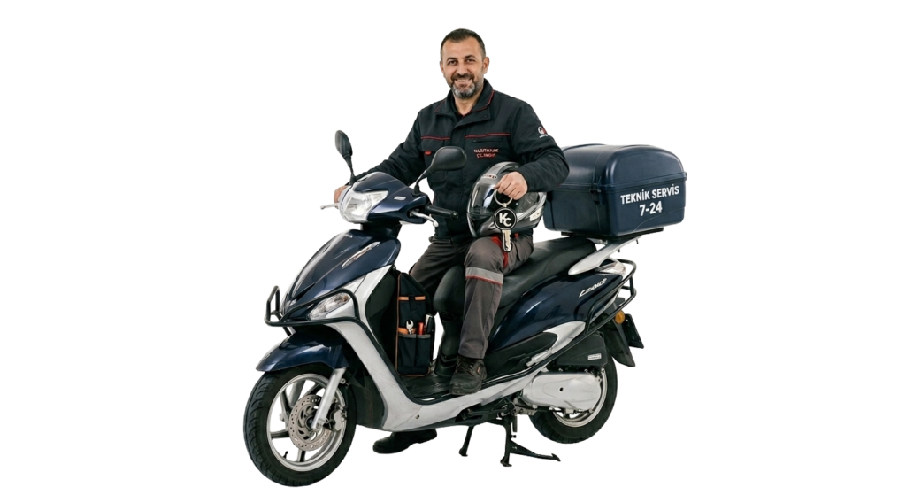 Kurye motosikleti üzerindeki uzman teknisyenimiz Murat Usta; Kağıthane çilingir hizmet bölgeleri genelinde 7/24 mobil servis sağlayan, kurumsal kıyafetli ve ekipmanlı profesyonel anahtarcı figürü. Beyaz arka planda, hızlı ve hasarsız müdahale vizyonumuzu temsil eden motorize çilingir ekibi görseli.